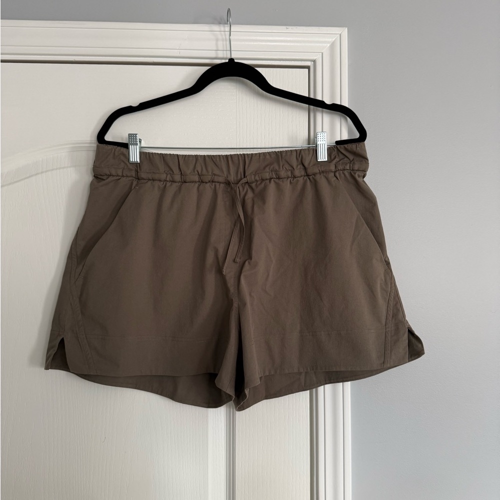 lululemon athletica Cinchable Waist 3.5” Woven Shorts in Olive